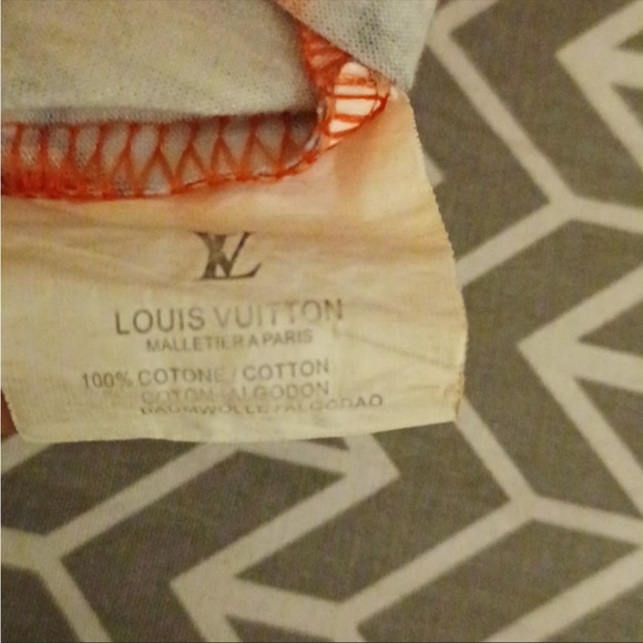 Red Lui V shirt ❗️fits like M or S contrary to what the tag says - Picture 8 of 8